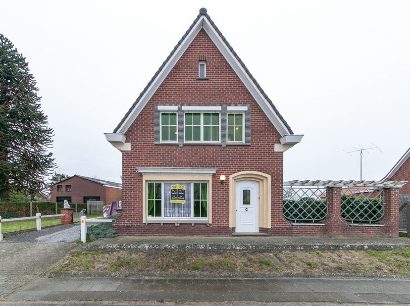 WONING MET LANDELIJK ZICHT - <br />
Te renoveren woning.<br />
Langs de rijksweg (N60), maar met een mooi open uitzicht aan de achterzijde, bevindt zi