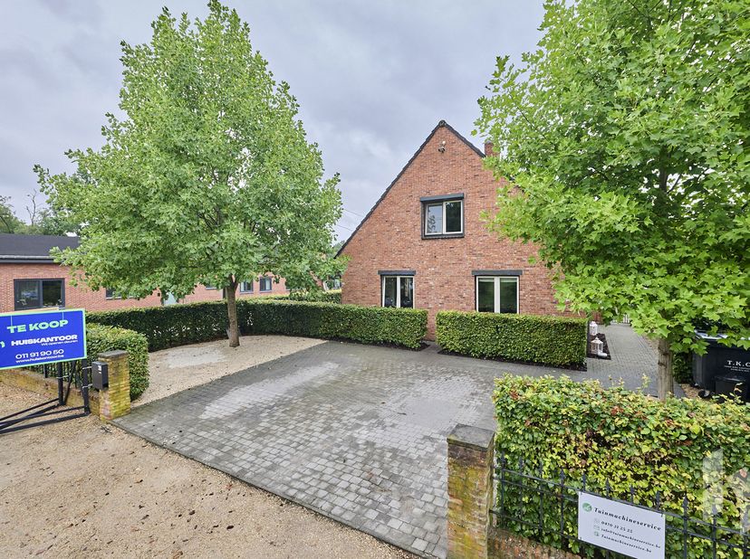 Gerenoveerde ruime woning (216m2) met 3 slaapkamers waarvan één met inloopdressing. <br />
Gelijkvloers beschikt de woning over een royale leefruimte