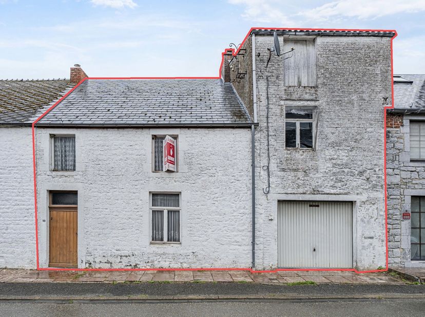 EasyHome stelt u met plezier deze te renoveren woning met garage en tuin voor, gelegen in het charmante dorp Senzeilles (Cerfontaine).<br />
Het pand
