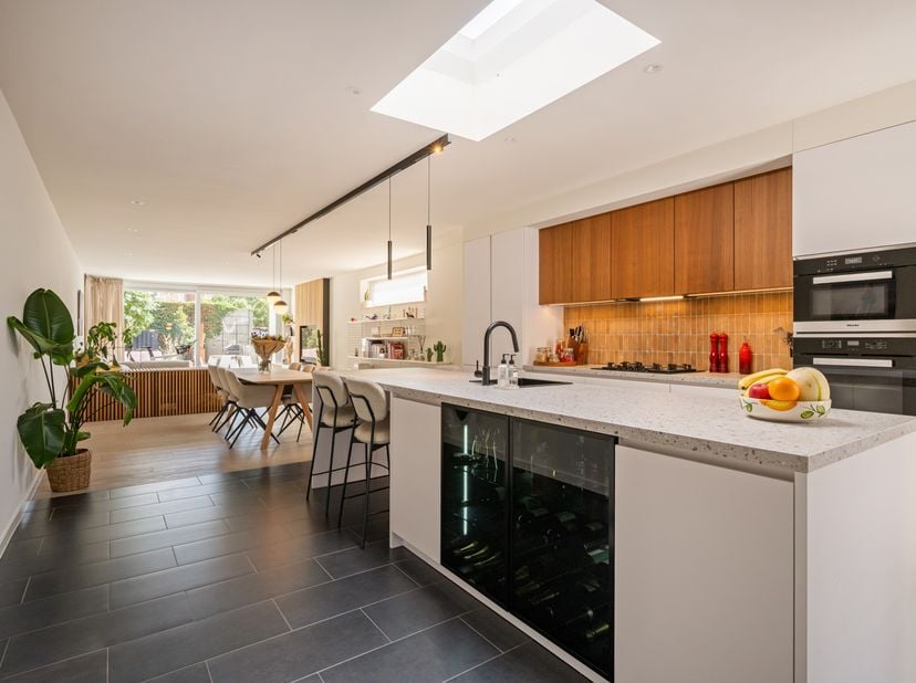 EXCLUSIEVE INSTAPKLARE KWALITEITSWONING VAN 229 m² IN HET HART VAN KOKSIJDE<br />
Een unieke kans om een volledig instapklare en energiezuinige woning