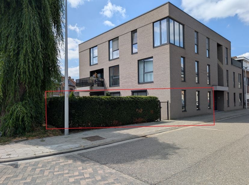 Te huur: ruim gelijkvloers appartement met tuin en ondergrondse staanplaats ,onmiddellijk beschikbaar.<br />
<br />
Modern en instapklaar gelijkvloers