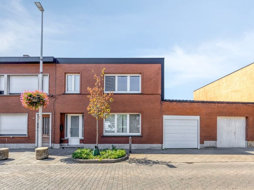 Op een toplocatie te centrum Bevel bevindt zich deze charmante rijwoning met 3 slaapkamers, gezellige tuin en garage.<br />
<br />
De woning geniet ee