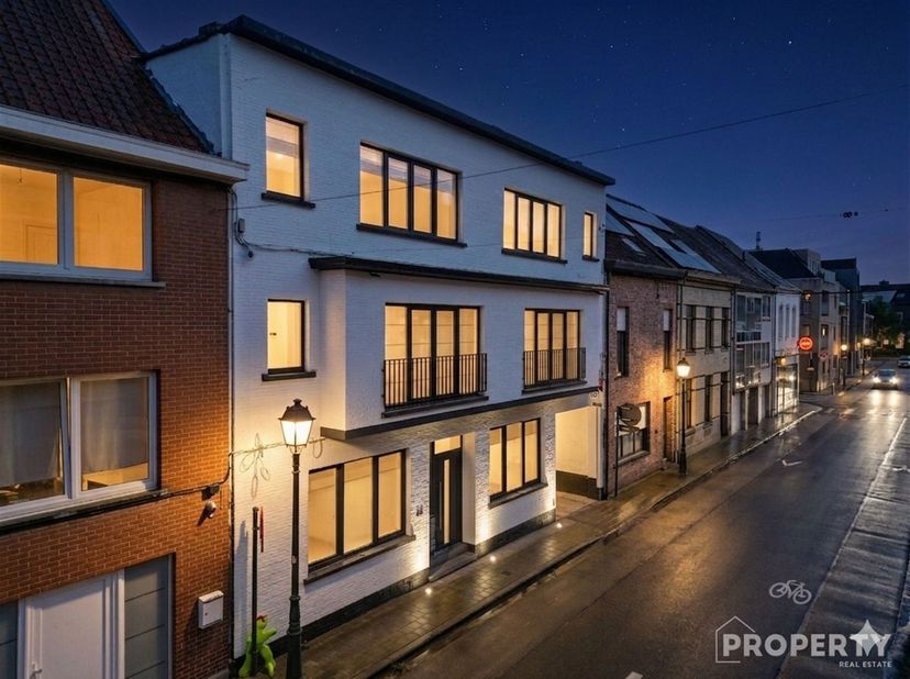 Op de tweede verdieping van een verzorgd gebouw, vlak bij het centrum van Wevelgem, vind je dit volledig gerenoveerde en instapklare appartement waar