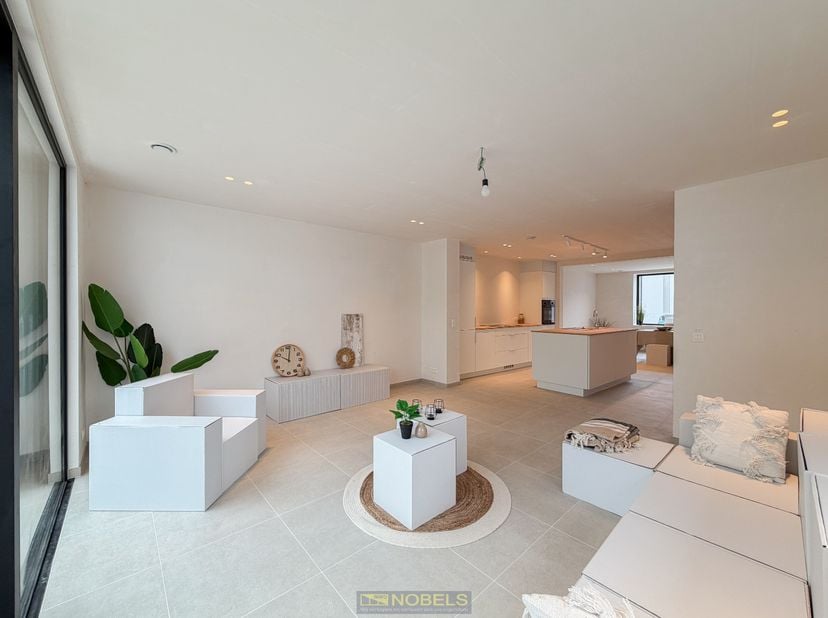 <br />
<br />
DUURZAAM GERENOVEERDE BEN-WONING (A+)&amp;nbsp;op een GUNSTIGE LOCATIE te Zingem (Kruisem) vlakbij de dorpskern. Deze eigendom werd met OOG
