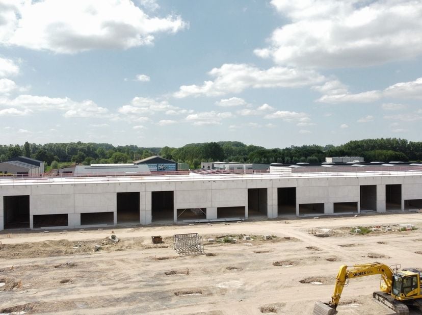 Deze KMO-unit van 284m² maakt deel uit van het nieuwe KMO park Heiplas met 39 nieuwbouw, casco KMO-units op de hoek van de Kleiweg en de Wichelsesteen