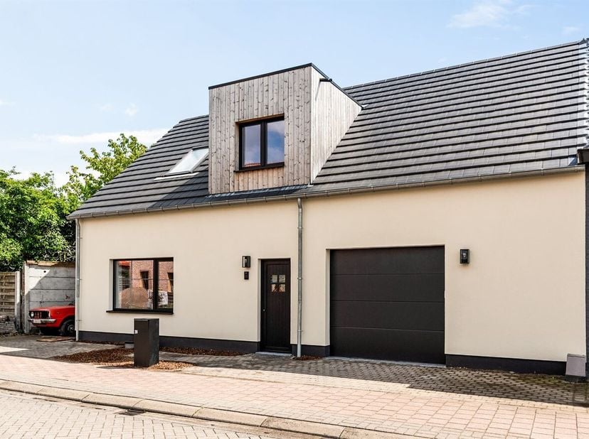Journée portes ouvertes le samedi 13 juin de 09h30 à 10h30.<br />
 Maison entièrement rénovée sur un terrain d'environ 697 m²<br />
Aménagement :<br /