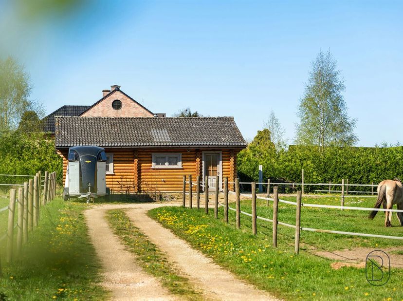Ce charmant chalet/maison est situé au calme dans un domaine récréatif verdoyant le long de la Ninoofsesteenweg et offre une combinaison unique de nat