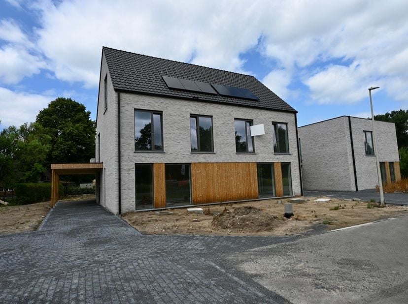 Deze ruime nieuwbouwwoning is gebouwd op een perceel grond van 436&amp;nbsp;m²&amp;nbsp; !<br />
<br />
Indeling : Inkomhal , apart toilet , woonkamer , eetpl