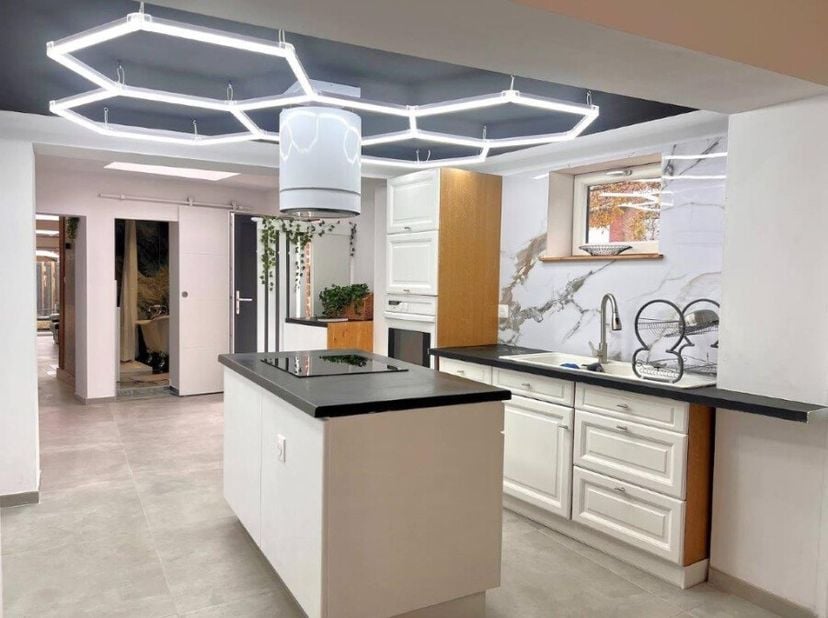 Deze ruime halfopen woning biedt een inkomhal, lichtrijke living, volledig uitgeruste keuken, badkamer en een slaapkamer op het gelijkvloers. Aansluit