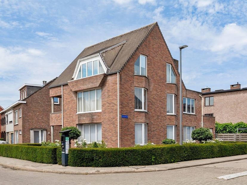 Verhuurd opbrengsteigendom bestaande uit 3 appartementen met garages en staanplaatsen<br />
Deze opbrengsteigendom bestaande uit drie verhuurde appart