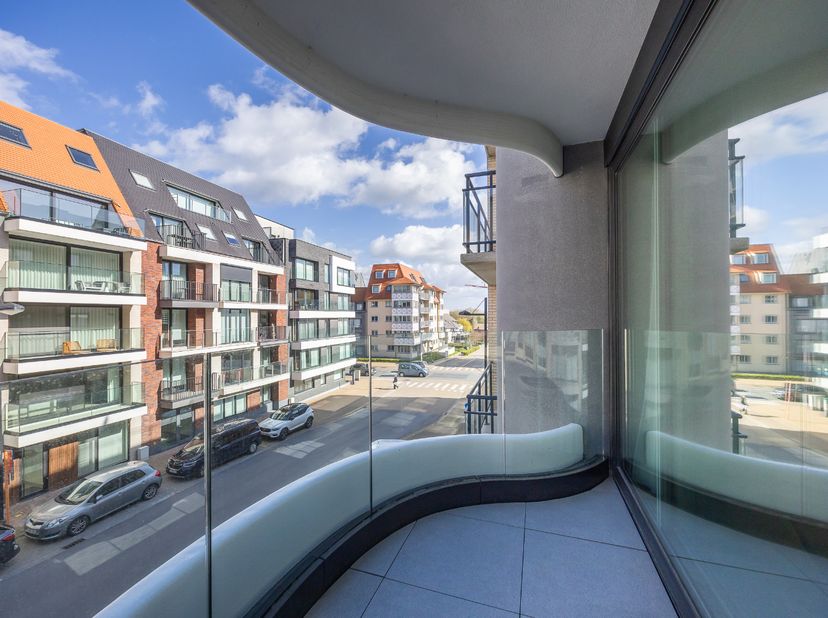 Welkom op de tweede verdieping van de gloednieuwe residentie Le Paris.<br />
In het gebouw bevindt zich dit prachtig afgewerkte appartement met twee v