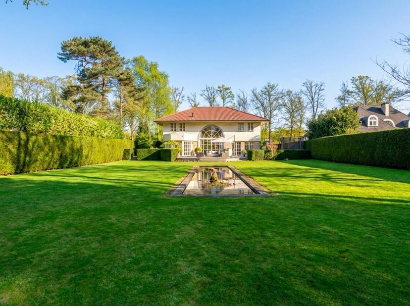 Deze prachtige Long Island villa op een mooi perceel van 2060m² met zuidwestelijke oriëntatie, combineert een luxueus hedendaags comfort met een schit