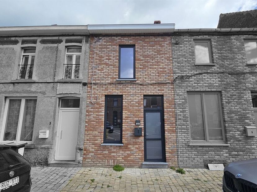 Prix: Offre à partir de 145.000 euros, frais d'agence non inclus et à charge de l'acquéreur.<br />
Chouette maison habitable rapidement et comprenant: