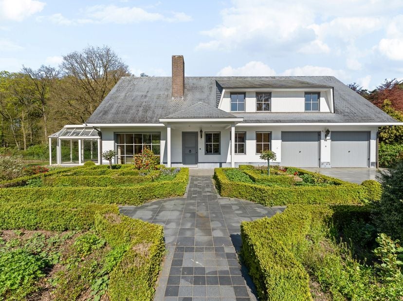 Charmante villa met ruime uitbreidingsmogelijkheden op een uniek privé-domein grenzend aan natuurgebied te Schilde<br />
<br />
In één van de meest ge