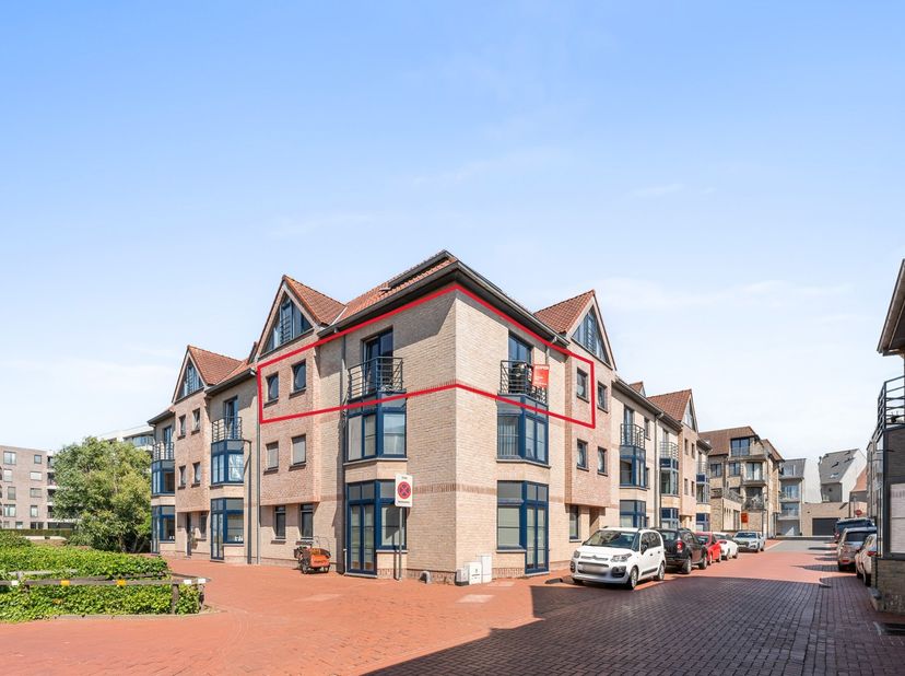 In Hof Ter Bloemmolens, in het centrum van Diksmuide, op wandelafstand van het centrum en dus in de onmiddellijke nabijheid van winkels, horeca, openb
