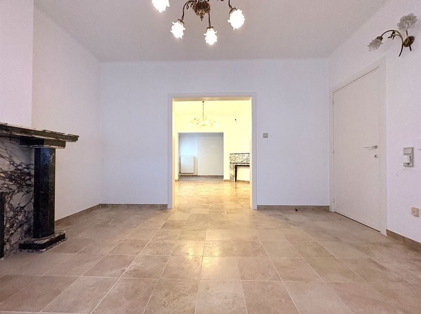 WONEN EN WERKEN OP ÉÉN LOCATIE WONING MET MAGAZIJN VAN 216 M² EN BUREAURUIMTE<br />
Op zoek naar een woning die perfect te combineren is met een zelf