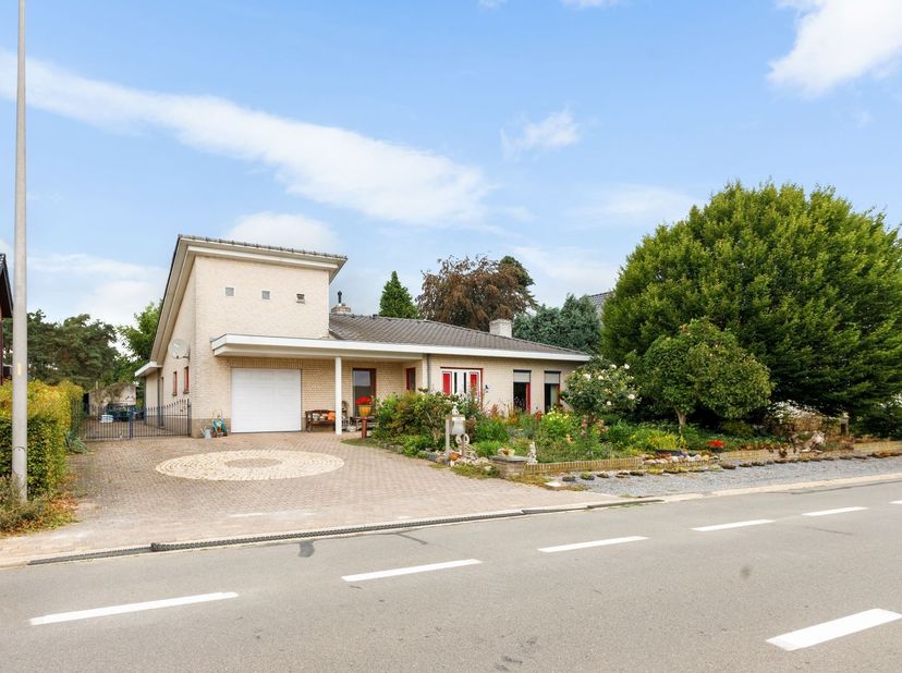 Ruime gelijkvloerse woning met 3 slaapkamers, inpandige garage en prachtig perceel van 21a27ca. <br />
Bent u op zoek naar een ruime woning waar alle