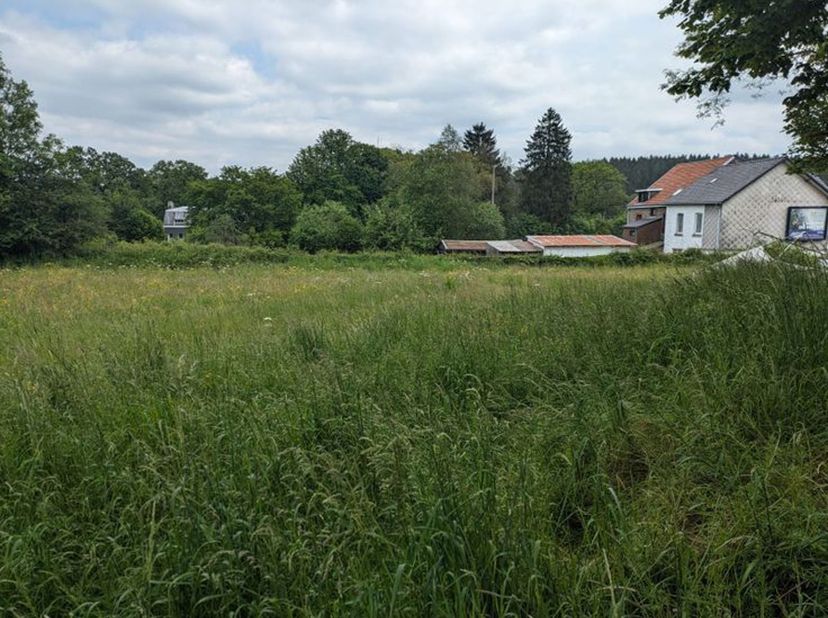 EN OPTION:<br />
FRANCORCHAMPS: Terrain de +/- 4.120m² (#2X+5_FAIN_LIE)<br />
• Situé au coeur de Francorchamps à proximité de l'entrée du circuit de