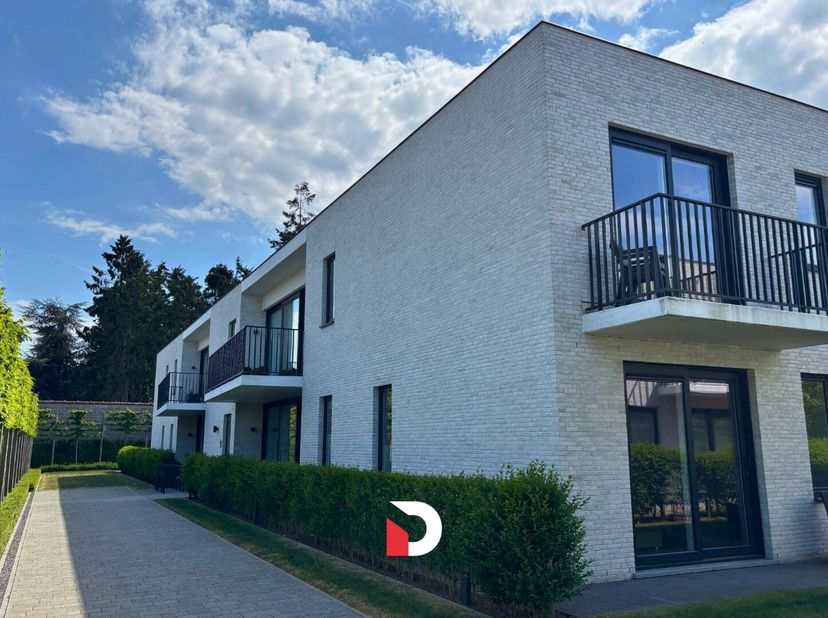 Ruim en modern 1-slaapkamer appartement rustig gelegen op het gelijkvloers en omringd door groen. Het appartement heeft een lichtrijke leefruimte met