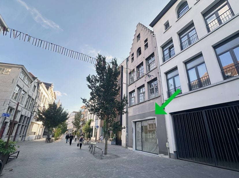 30 m² espace commercial et 30 m² cave. Compact, mais dans un endroit où vous êtes visible et entièrement rénové. Disponible à partir du 1er septembre.