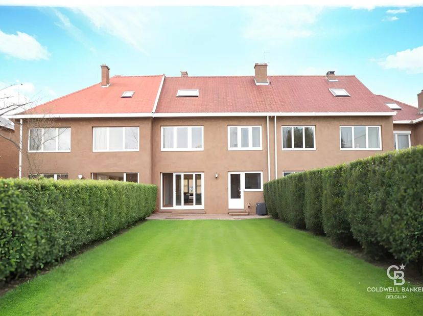 Maison bel étage de +-322m² se composant comme suit:<br />
Au 1er étage : living/salle à manger, cuisine séparée équipée et accès au jardin orienté No