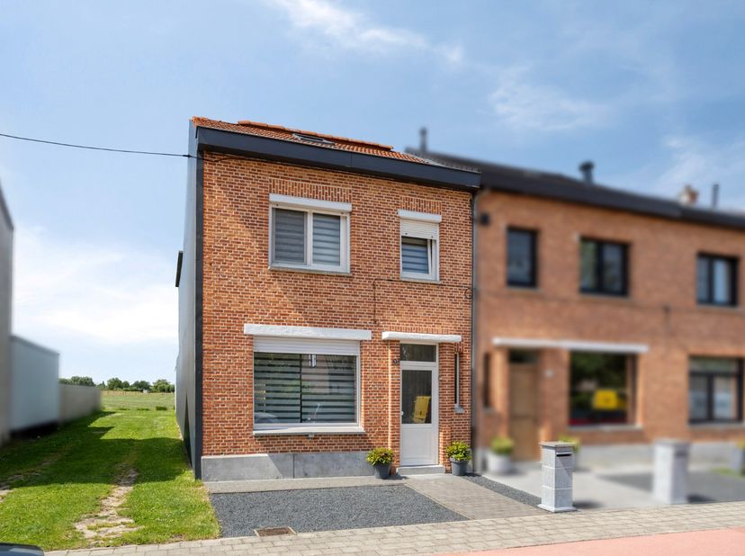 Deze rijwoning werd in 2018 grondig gerenoveerd en geniet daardoor van een gunstige EPC (B-label), conforme elektriciteit en bovendien werd de woning
