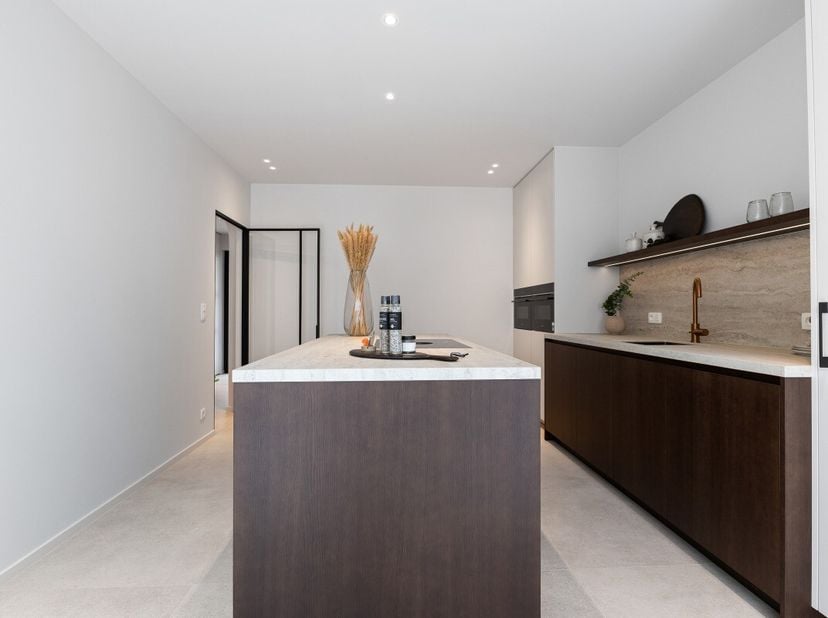 Heist: Magnifique maison entièrement rénovée avec 3 chambres et jardin exposé plein sud à vendre à Heist. Cette maison mitoyenne, finie avec un soin e