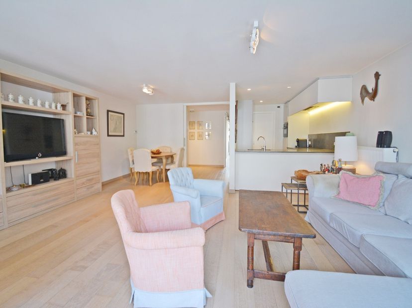 Dit prachtig ruim appartement is gelegen op de 3e verdieping van een recent en goed onderhouden stijlvolle residentie in het bruisende hartje van het