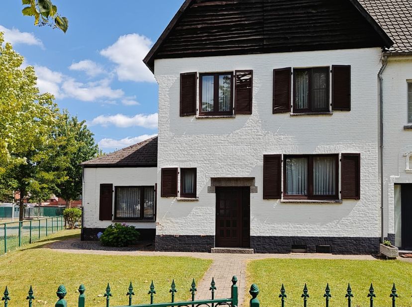 Ruime halfopen bebouwing met een bewoonbare oppervlakte van 255 m², op een perceel van 6,5 are. Gelegen op een rustige locatie in Winterslag: vlakbij