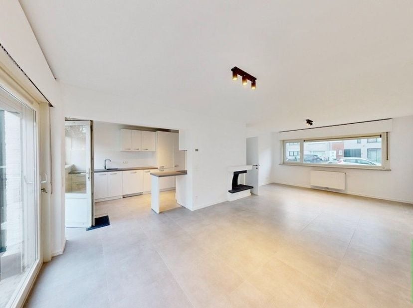 Te koop in Menen: Instapklare, gerenoveerde gezinswoning met tuin.<br />
<br />
Bent u op zoek naar een ruime en energiezuinige gezinswoning in een ru