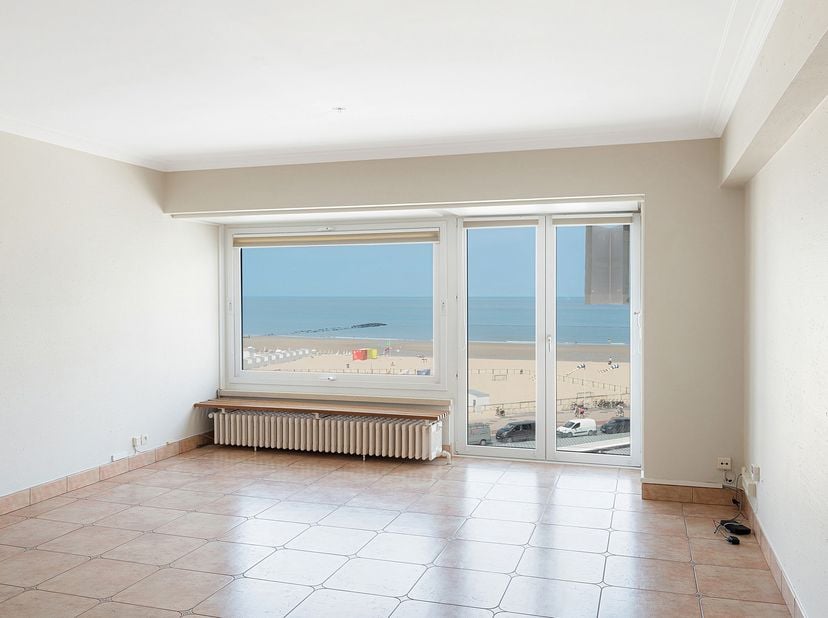 Ongemeubeld 3 slaapkamerappartement op het Rubensplein met fantastisch zeezicht.<br />
Inkom met vestiaire en gastentoilet. Woonkamer met panoramisch