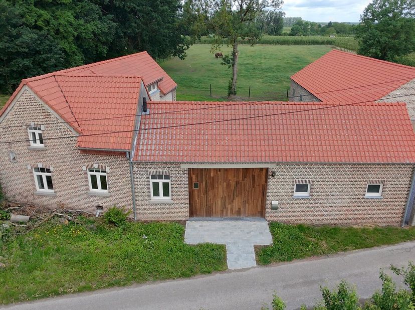 droomt U van een idyllische hoeve in een rustig, groene omgeving ? Dan is deze hoeve precies wat U zoekt ; authentieke charme, ruime tuin, rustige lig