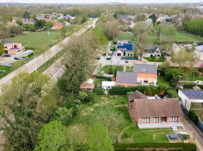 Hier bevindt zich deze aantrekkelijke bouwgrond voor een open bebouwing met een oppervlakte van 7a64ca. Het perceel geniet van een aangename ligging i