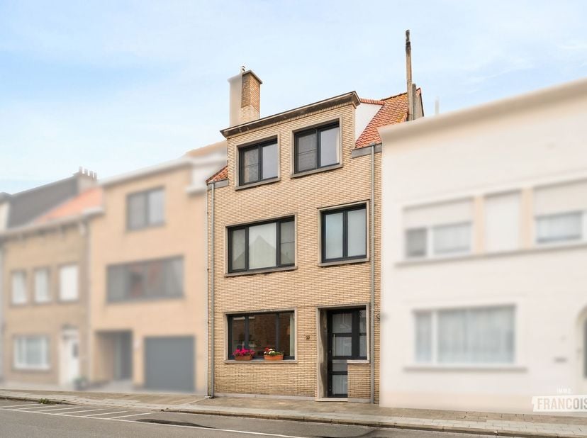 Cette spacieuse maison familiale de 4 chambres est située à Blankenberge et offre une agréable combinaison d'espace, de confort et d'équipements prati