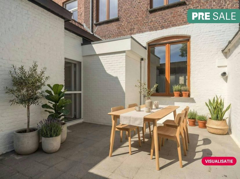 Mooi gerenoveerd huis te koop in de Doorgangstraat 15 te Ieper met 3 ruime slaapkamers. Deze tot in de puntjes afgewerkte woning geniet van een gunsti