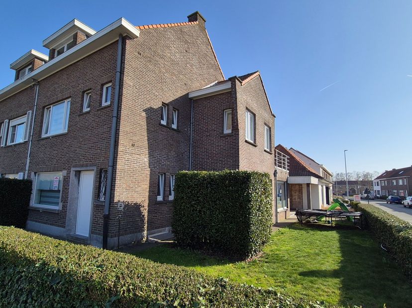 In het bruisende centrum van Wielsbeke, bevindt zich deze uitzonderlijk ruime eigendom met apart kantoorgebouw. Een unieke opportuniteit voor wie stij