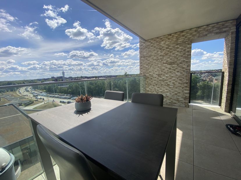 Appartement met één aparte slaapkamer, met open ingerichte keuken en groot terras (12m²). Gelegen op de 6e verdieping, vlak aan en met prachtig zicht