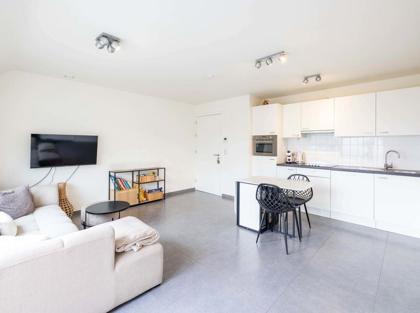Dit trendy appartement bevindt zich in een kleinschalige residentie, op wandelafstand van het centrum van Sint-Niklaas. Het appartement is gelegen op