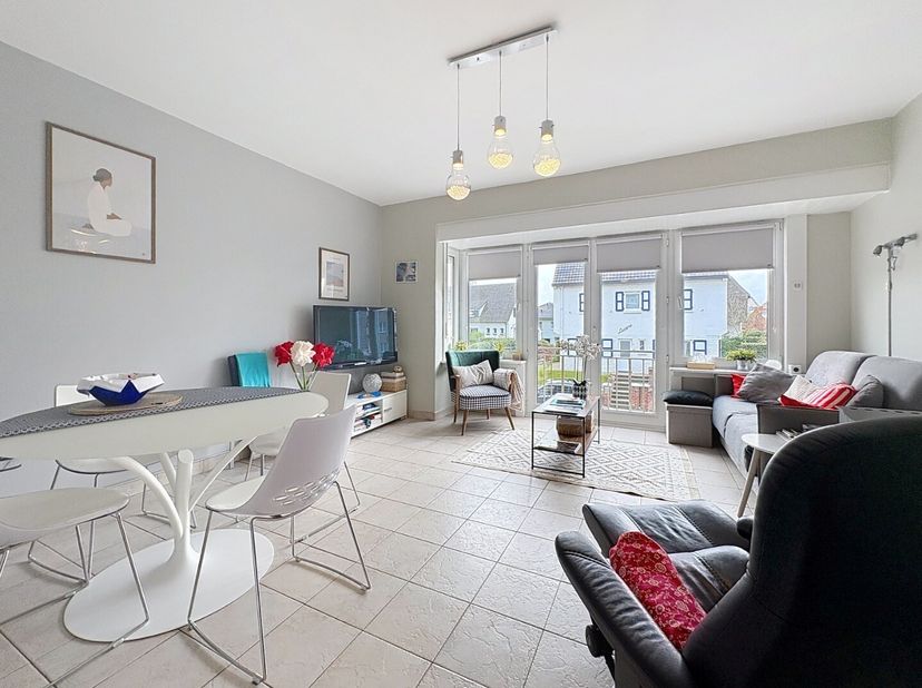 Op zoek naar een rustig gelegen appartement op wandelafstand van de zee? Dit verzorgde en zonnige appartement biedt comfortabel wonen of is ideaal als