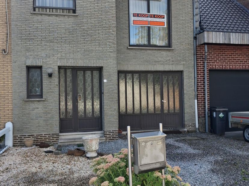 Woning met garage en tuin, gelegen op een perceel van 2 are 41 ca.<br />
De woning is te renoveren en biedt heel wat mogelijkheden. Gelegen aan statio