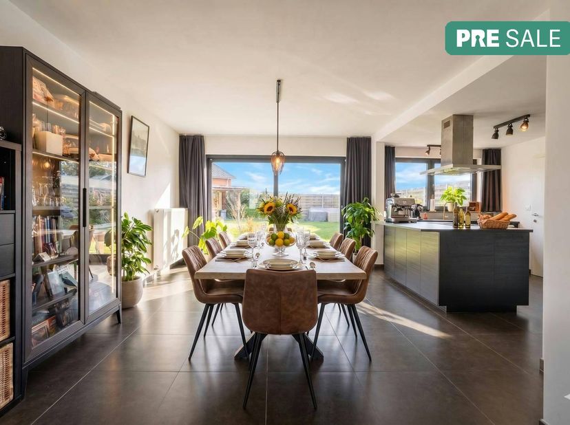 Maison familiale prête à déménager avec grand jardin, garage et emplacement central à Koolskamp<br />
<br />
Vous recherchez une maison où vous pouvez