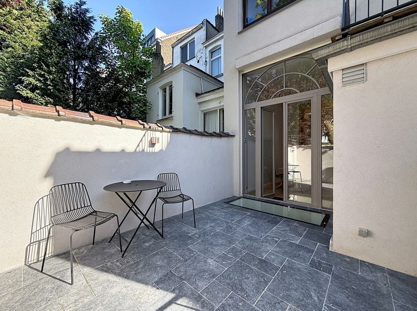 En plein coeur du quartier du Chatelain, dans une petite copropriété de 2 unités sans charges, magnifique appartement en triplex de 216m2 rénové en 20