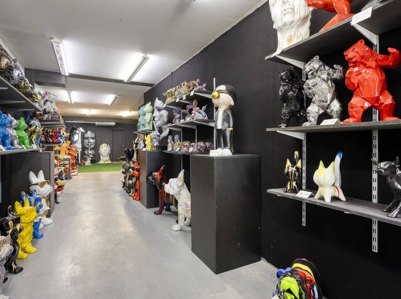 Dit aantrekkelijke handelspand van 94 m² is gelegen op een absolute toplocatie aan de Zeedijk van Middelkerke. Het pand biedt een unieke kans voor wie