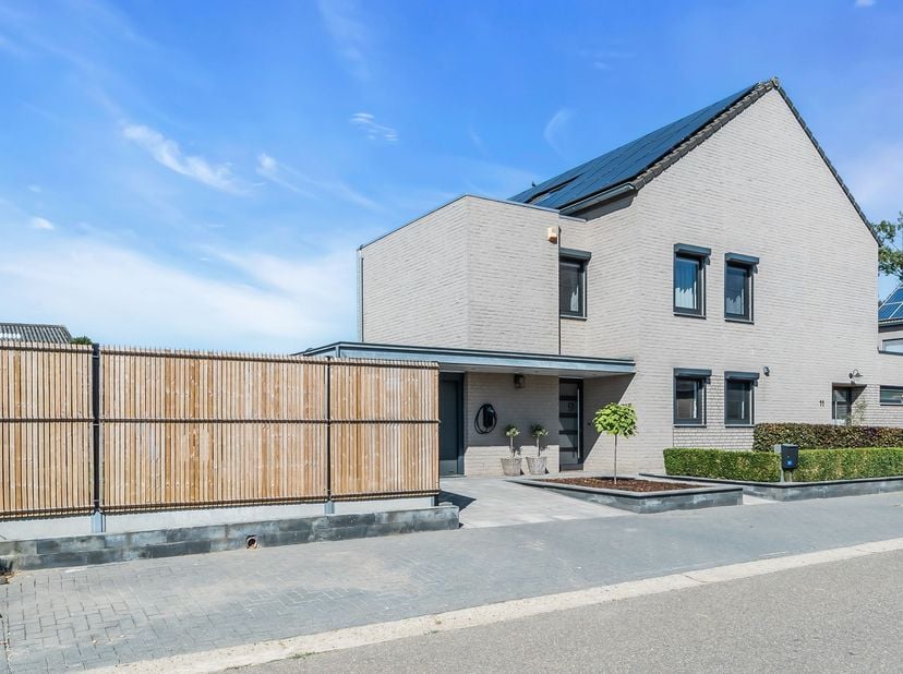 <br />
Welkom in deze prachtige, instapklare gezinswoning aan de Sint-Antoniussteeg 9 in Lanaken. Gelegen in een rustige en kindvriendelijke straat bi