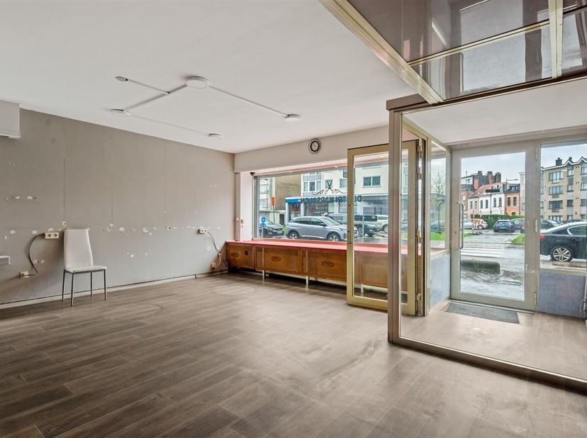 Handelsgelijkvloers op toplocatie te Merksem! <br />
Deze commerciële ruimte is gelegen op de Lambrechtshoekenlaan te Merksem. De ligging is zéér cent