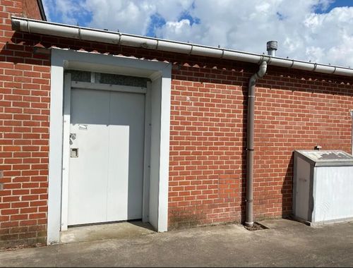                                         Entrepôt à louer à Zulte, € 450
