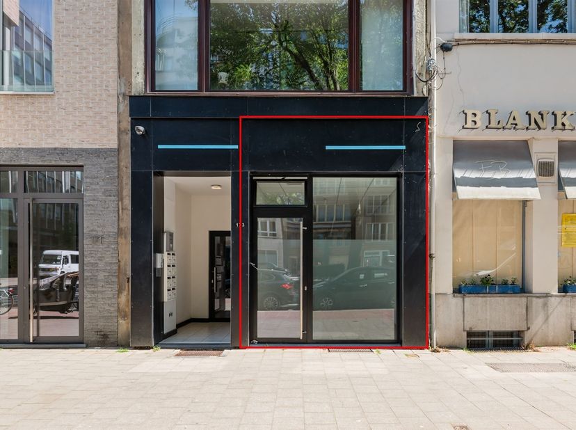 Mondern casco handelsgelijkvloers (102m2) met privatieve kelderbering<br />
<br />
Locatie: Op de Mechelsesteenweg in Antwerpen vinden we dit casco
