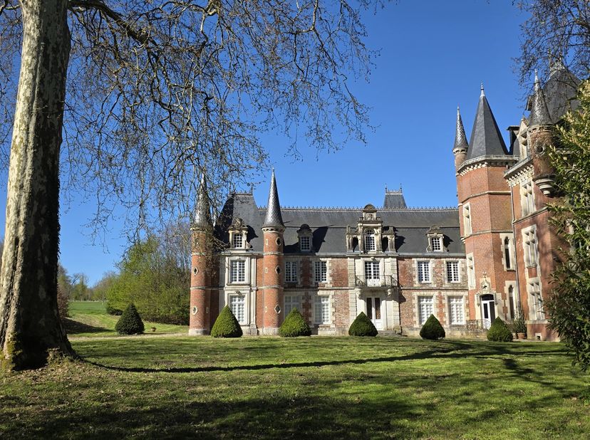 Op enkele kilometers van de Belgische grens, in de Thiérache, met uitzicht op een heuvelachtig landschap met bosrijke gebieden, kent dit mooie landhui