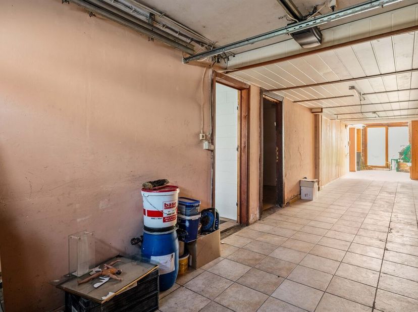 Bel-étage met stadstuin volledig te renoveren!<br />
Ligging: Dit renovatiepand is rustig maar centraal gelegen in een residentiële wijk nabij de Bred