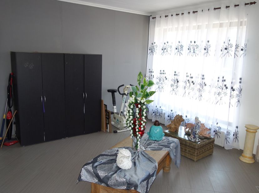 Vous souhaitez investir dans un immeuble offrant des revenus locatifs immédiats ? Découvrez cet immeuble de rapport composé de deux appartements indép